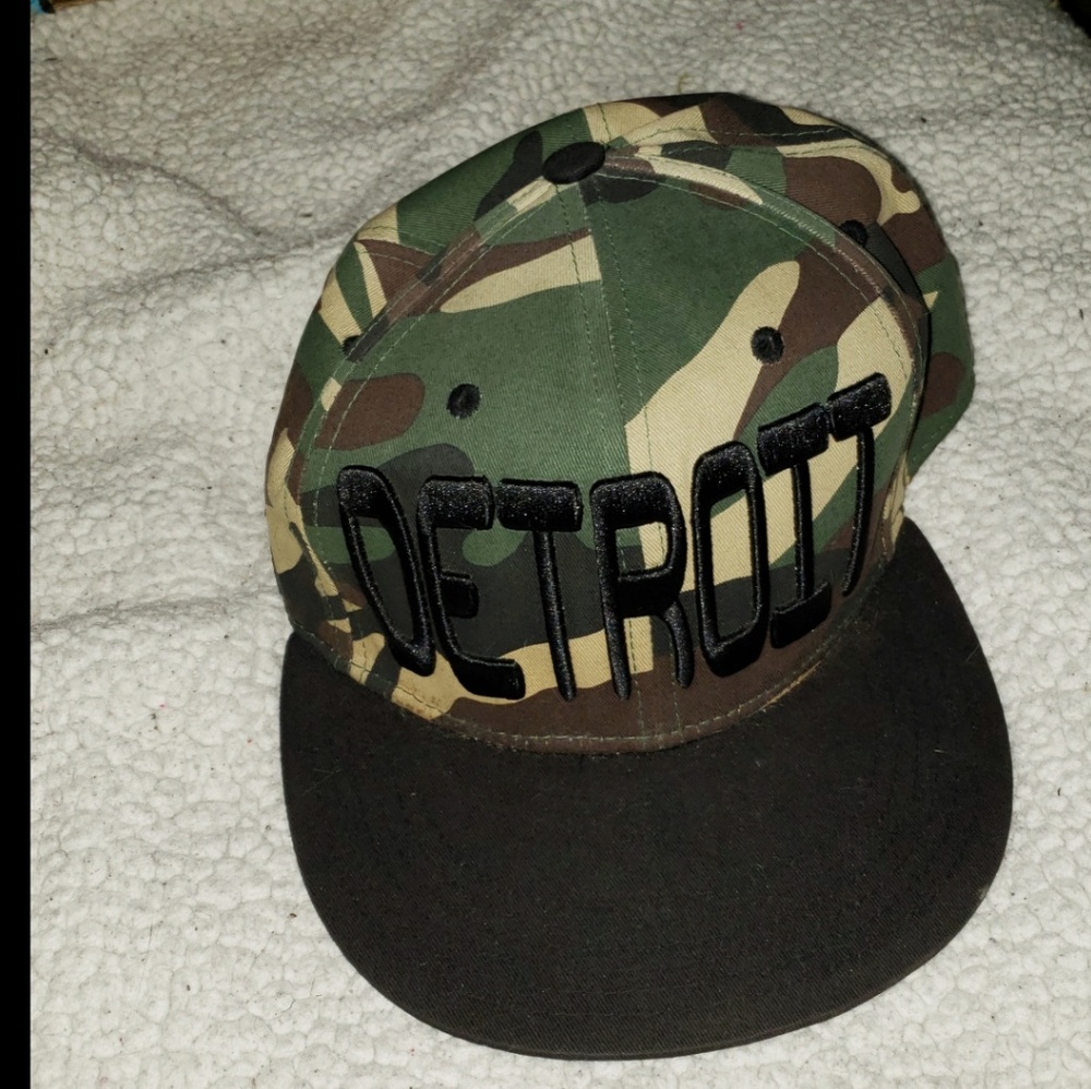 Camo Detroit snap back hat
